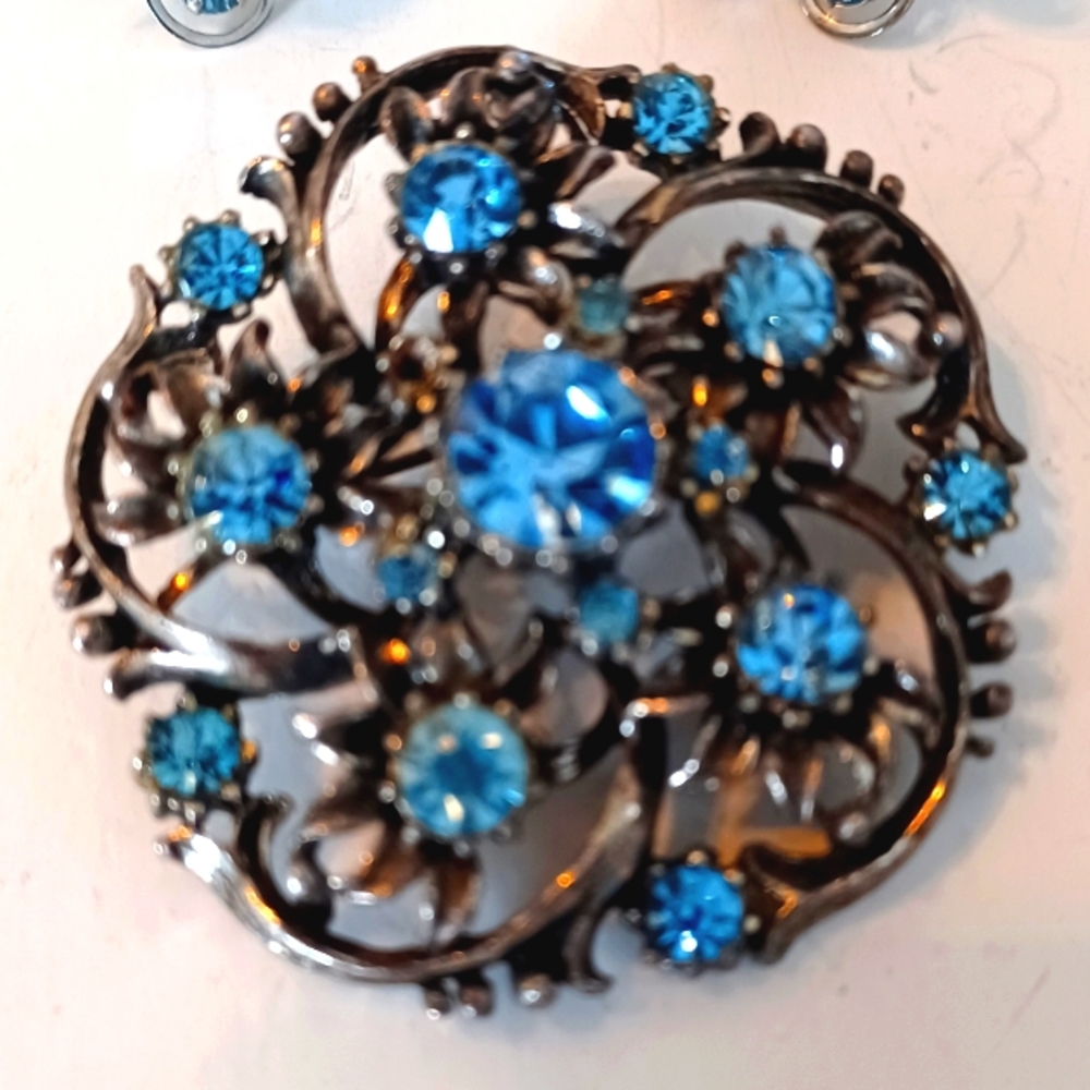Coro vintage rhinestone brooch